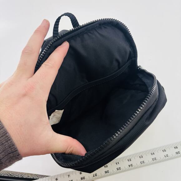 Nike Sportswear Essentials Hip Pack Bag Sturdy Strap Zipper Pocket Adjustable - Picture 6 of 9